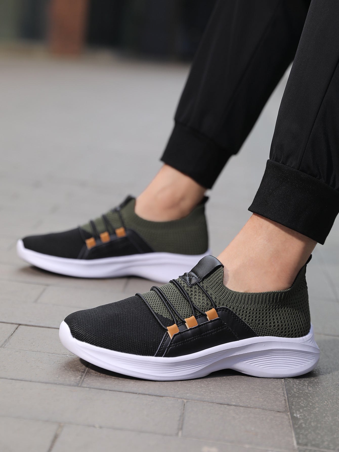 Mesh Surface Student Travel Shoes Flyknit Comfortable Lightweight Soft Sole