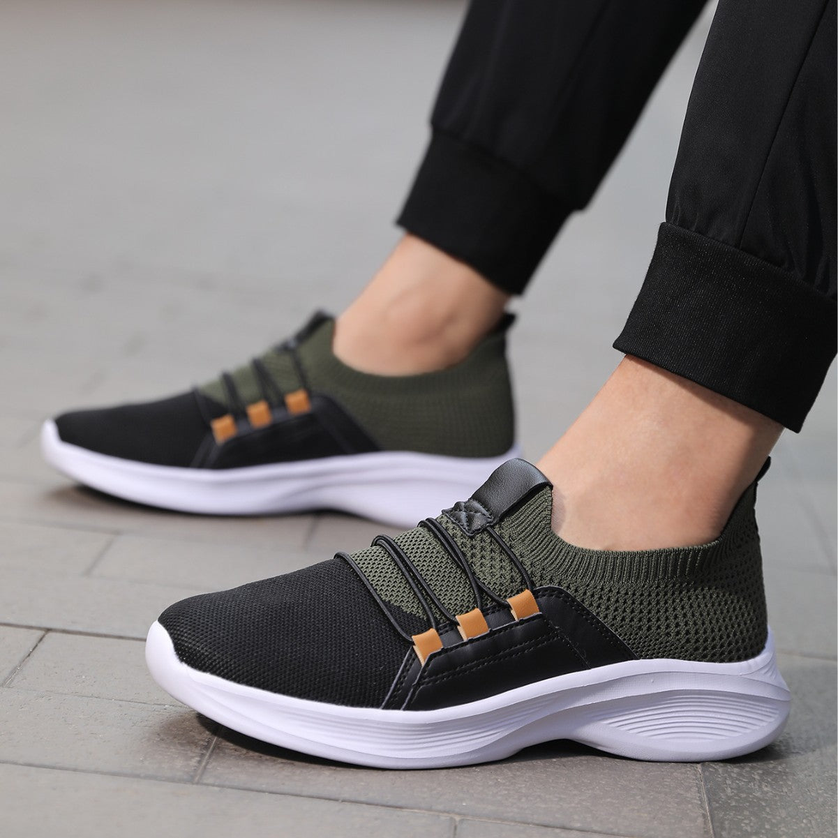 Mesh Surface Student Travel Shoes Flyknit Comfortable Lightweight Soft Sole